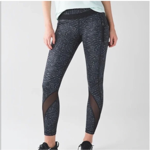 Lululemon Tight II in Snake Battleship Size 6 - Picture 7 of 11